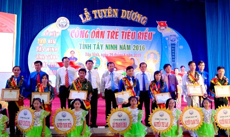 7 công dân trẻ tiêu biểu tỉnh Tây Ninh chụp hình lưu niệm cùng các vị lãnh đạo